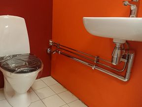 Orange toalettrom